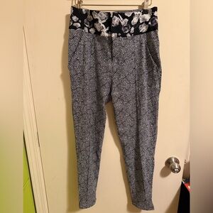 Lululemon black white petals commuter  Pants Size 4